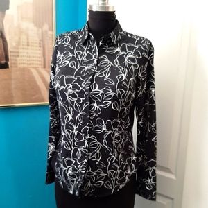 VGUC a.new.day poly black/white floral print button down blouse. Size small